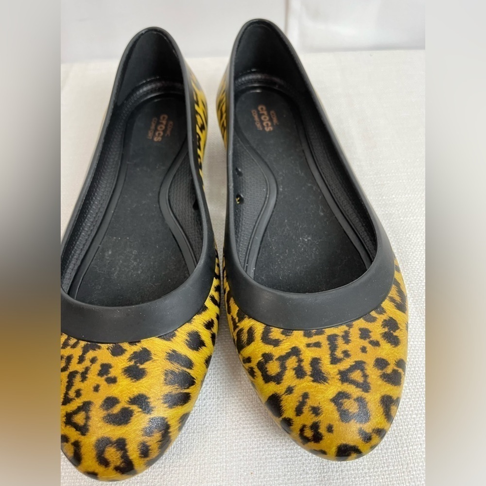 Crocs Womens Yellow Beige Animal Print Shoes Size 7